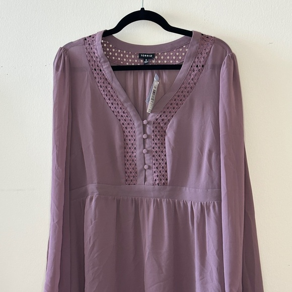 Torrid blouse with sheer sleeves. Beautiful cut. Great for summer or fall & work - Picture 1 of 3